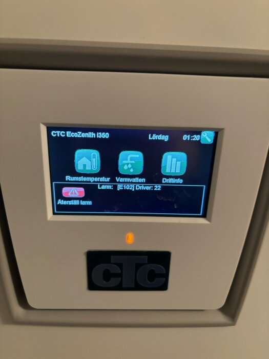 CTC EcoZenith i350 styrenhet med larm, rumstemperatur, varmvatten, klocka och dagindikator. Modernt gränssnitt, upplyst display.