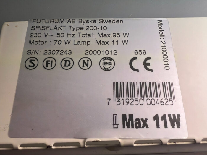 Typskylt på spisfläkt. Anger modell, elektriska specifikationer, serienummer och certifikat. Max 11W lampstyrka anges två gånger.