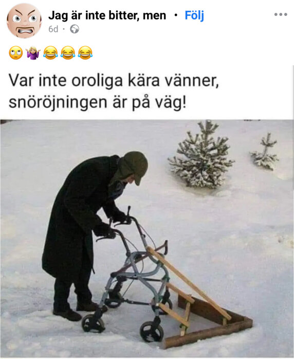 Person använder barnvagn som stöd för att skuffa snö med hemmagjord snöskyffel. Humoristisk bildtext.