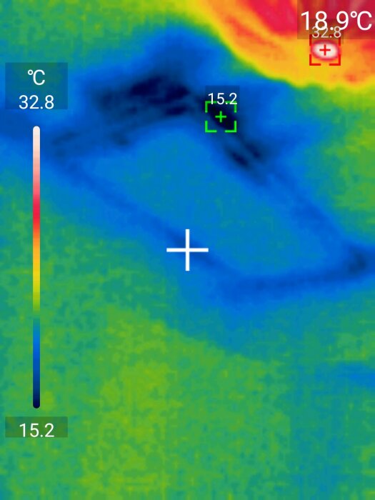 Termisk bild som visar temperaturvariationer, varmt till kallt från rött till blått.