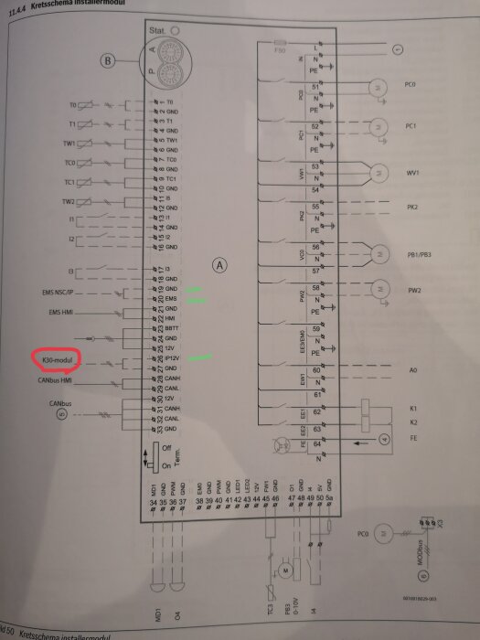 Elektriskt kretsschema med markeringar, reläer, säkringar, terminaler och komponentbeteckningar, på papper.