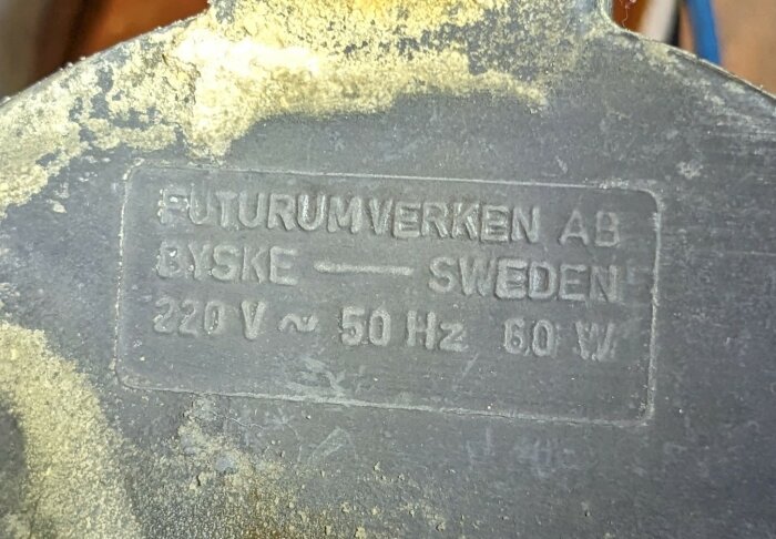 Nött etikett på maskinell utrustning med tekniska specifikationer, Futurumverken AB, Sverige, 220V, 50Hz, 60W.