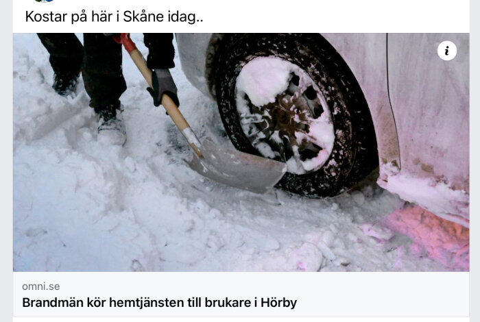 Person skottar snö nära ett fordonshjul i en snötäckt miljö.