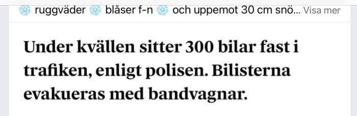 Text om bilar fast i trafik och evakuering p.g.a. snö och ruggväder; nyhetsartikel eller rapport.