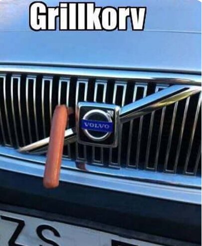 En grillad korv fastklämd i en Volvo bilgrill, humoristiskt kallad "Grillkorv" som en ordlek.