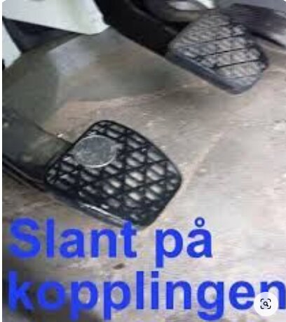 Fotpedaler i ett fordon med texten "Slant på kopplingen" visande.