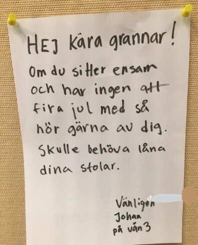 Ett handskrivet meddelande uppsatt på en anslagstavla som erbjuder sällskap och ber om att få låna stolar.