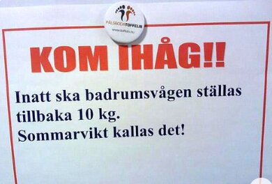 Affisch med text "KOM IHÅG!!", humor om att justera badrumsvåg för sommarvikten, klistermärke överst till vänster.