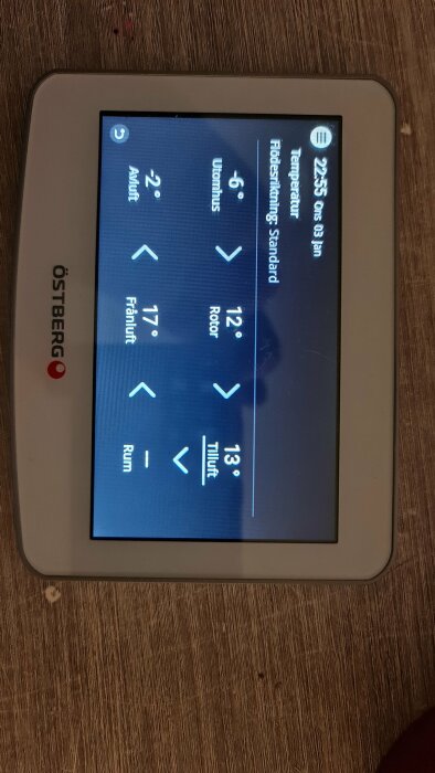 En digital kontrollpanel visar temperaturinställningar för olika delar av ett ventilationssystem på svenska.