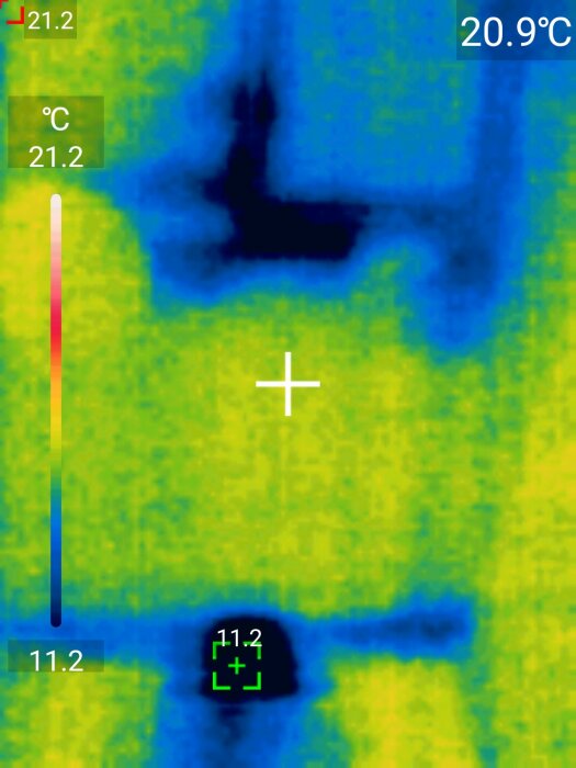 Termisk bildvisning, varierande färgtemperaturer, visar temperaturområden, möjliga värmeavvikelser.