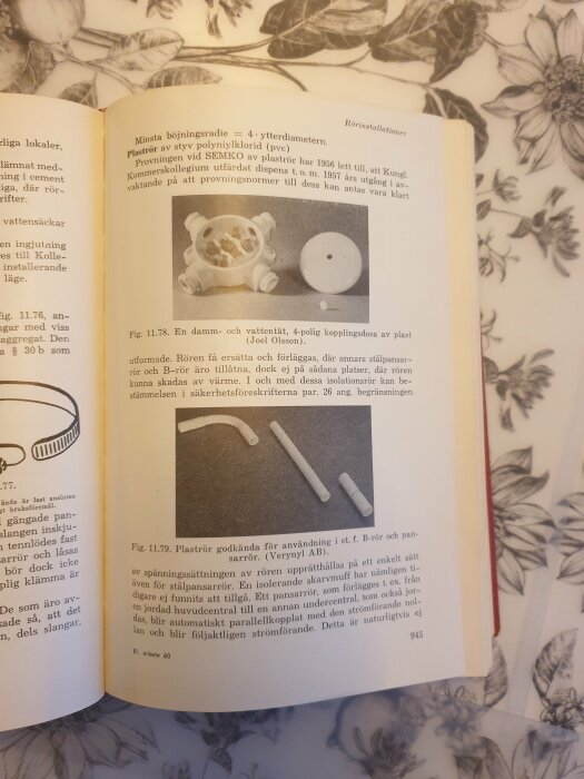 Ett uppslag i svensk teknisk handbok med bilder på kopplingsdosor och plaströr.