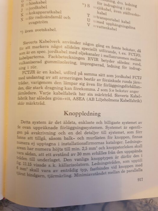 En bild av en svensk textbok om elkabelsystem och kabelmärkning med fokus på Siverts Kabelverk.