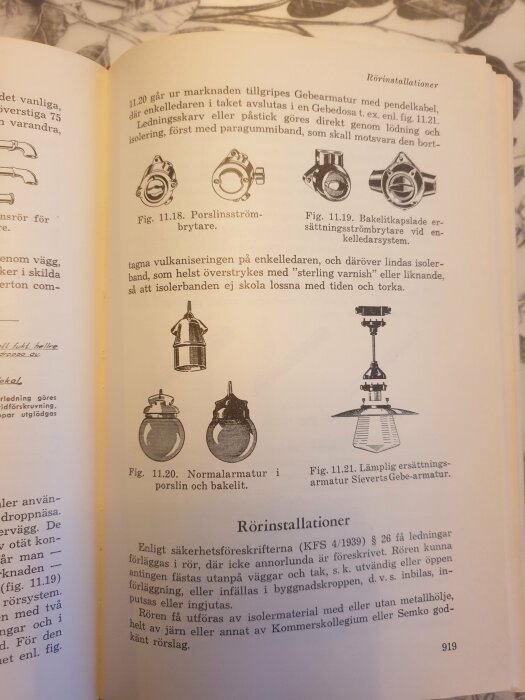 Sida från bok visar illustrationer av elektriska komponenter med beskrivande text på svenska.