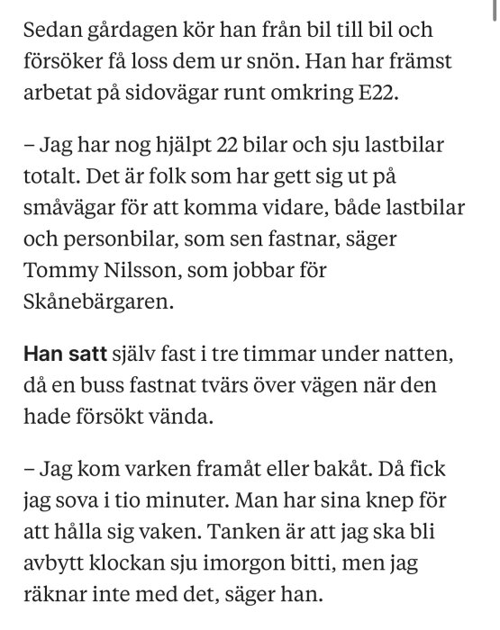 Svensk text om en person som hjälper fordon ur snö runt E22.