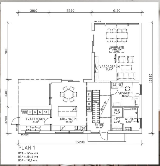 Arkitektonisk ritning av enplanshus med mått, rum benämningar och möbleringsskisser.