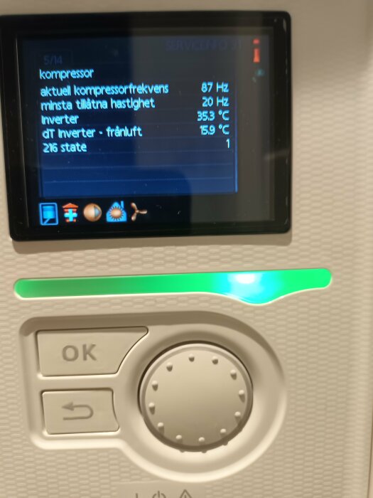 Digital display med teknisk information på svenska och kontrollknappar med grönt ljusindikator ovanför.