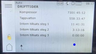 Display som visar drifttider för olika system: kompressor, tappvatten, interna tillstånd, med tidsangivelser.