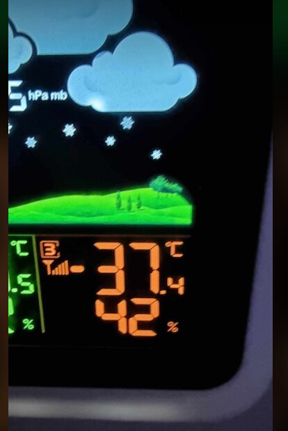 Digital väderstation visar extremt låg temperatur, -37,4 °C, och 42% luftfuktighet inomhus.