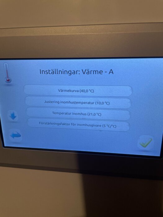 Digital termostat med inställningsmeny för värme på svenska inklusive värmejusteringar och temperaturinformation.