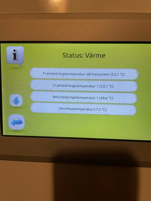 Digital display med temperaturstatus för värmesystem och utomhus på svenska. Grünt gränssnitt med blå pilar.