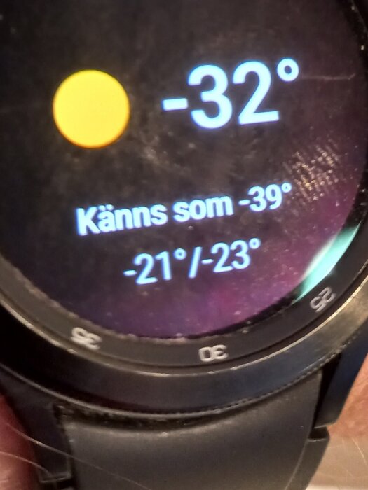 En smartklockas skärm visar temperatur på -32 grader Celsius, känns som -39, prognos -21/-23.