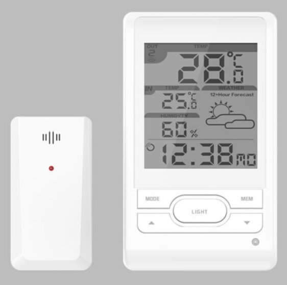 Digital väderstation med sensor, visar inomhus-/utomhustemperatur, luftfuktighet, väderprognos och klocka.