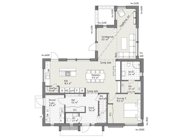 Planritning av en lägenhet med kök, vardagsrum, fem sovrum, balkonger och flera badrum.