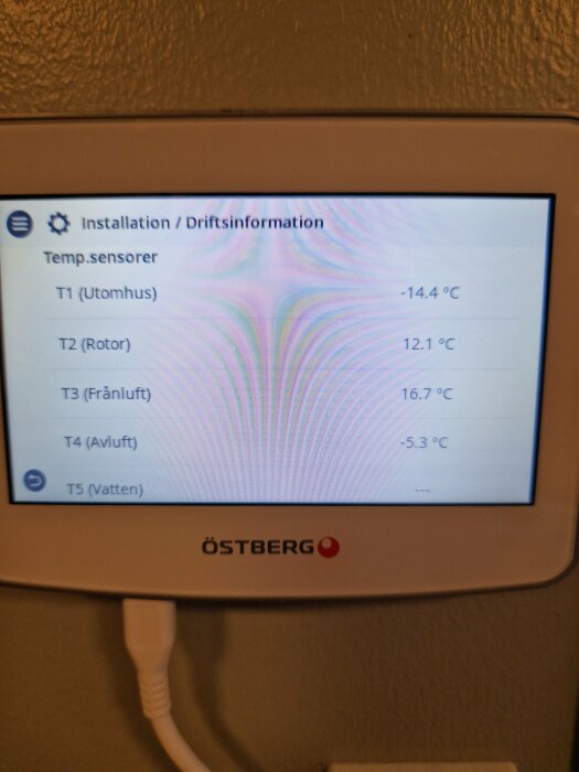 Digital temperaturdisplay visar värden för olika sensorer, märkt med "ÖSTBERG".