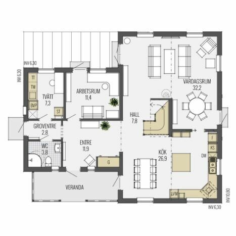 Arkitektonisk planritning av ett hus med etiketterade rum inklusive kök, vardagsrum och arbetsrum.