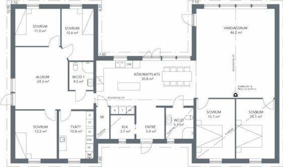 Planritning av en lägenhet med flera sovrum, kök, vardagsrum, badrum och tvättstuga.