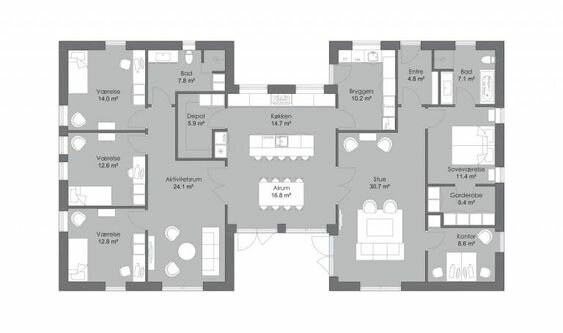 Planritning av en bostad med etiketterade rum, möblering och måttangivelser. Neutral färgskala.