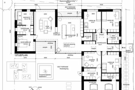 Arkitektonisk ritning av husplan, inklusive rum, mått och möbleringsdetaljer, i svartvitt.