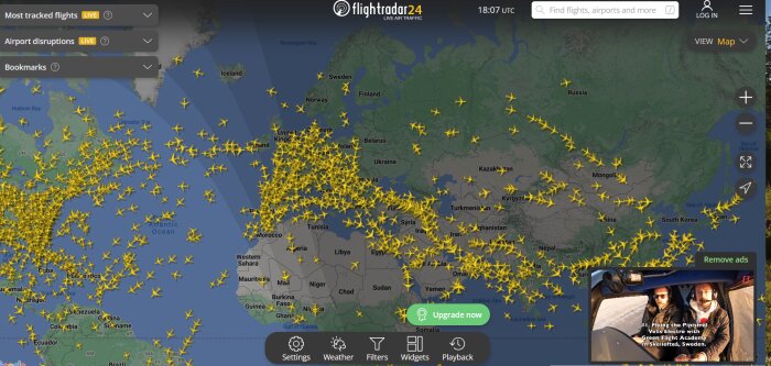 Skärmdump av Flightradar24 visar levande flygtrafikövervakning med många flygplan symboler över global karta.