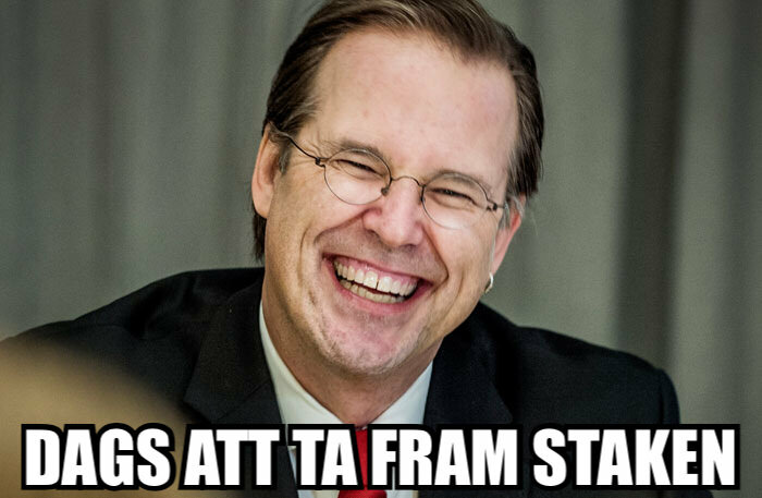 Man i kostym skrattar hjärtligt. Text på svenska: "DAGS ATT TA FRAM STAKEN". Gray bakgrund, myndighetskänsla.