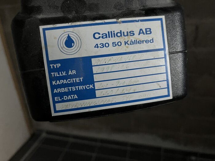 Typskylt på utrustning med märkning för modell, år, kapacitet och arbetsdata från Callidus AB, Kållered.