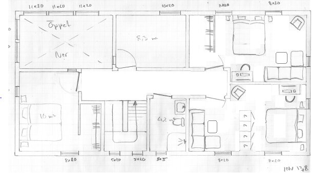 Ritning av en våningsplan med mått, rum, och möbleringsskisser.