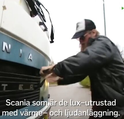 En person städar en Scania-lastbil, text talar om lyxutrustning med värme och ljudanläggning.