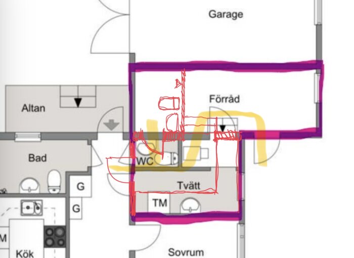 Ritning av hus med överklottrade markeringar i lila och gult. Innehåller garage, förvaring, och bostadsutrymmen.