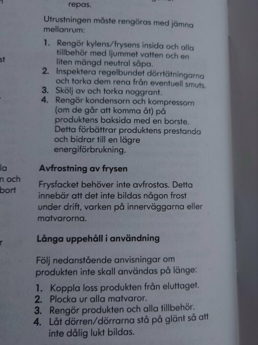 Instruktioner på svenska för rengöring och underhåll av kyl och frys, energieffektivitetstips.