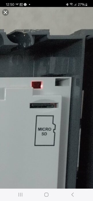 Elektronisk enhet med Micro SD-märkning och synlig röd lysdiodindikator.