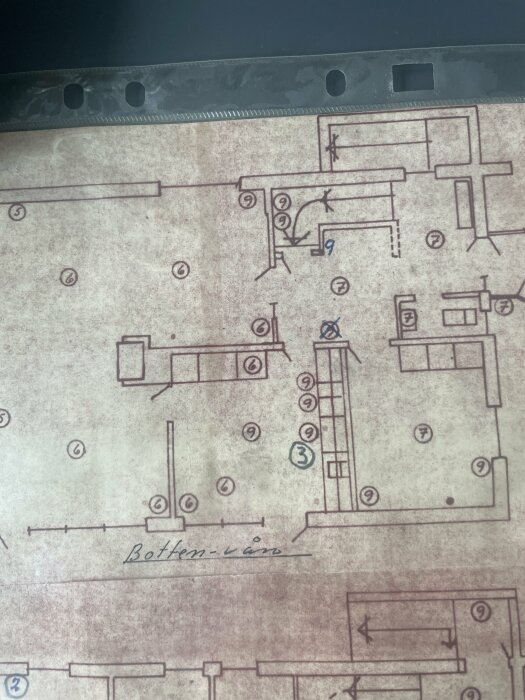 Teknisk ritning eller planlösning på papper med markeringar, text "Bottn i våg".