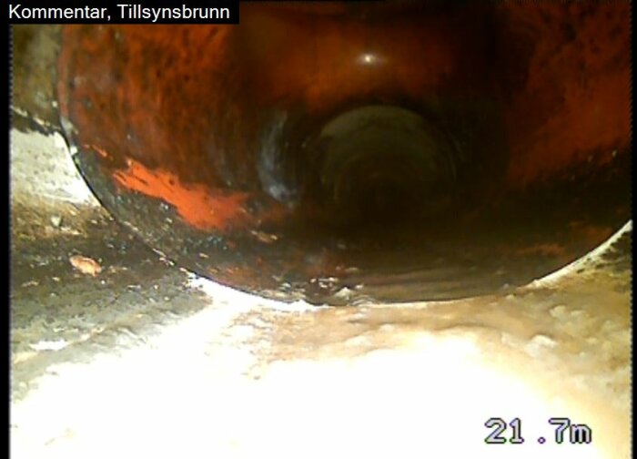 Inspektionskamera visar interiören av en brunn med rost och sediment, djup markerat som 21.7 meter.