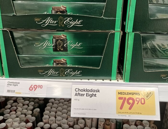 After Eight chokladaskar staplade i butik. Prislapp visar rea med medlemspris. Mintchoklad.