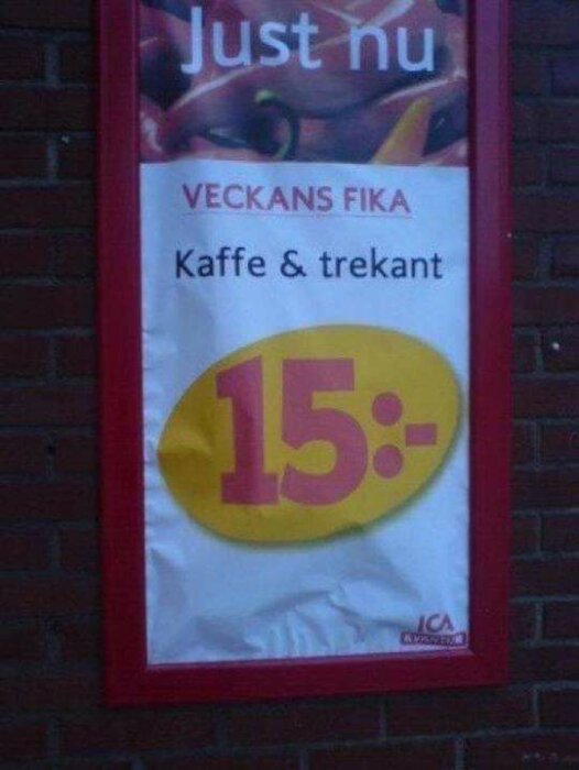 Affisch erbjuder "Veckans fika" med kaffe och trekant för 15 kronor hos ICA.