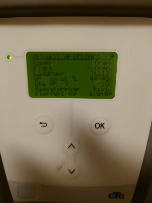 Digital display visar värmeväxlarens status med temperaturvärden och effektinformation på svenska, kontrollknappar undertill.