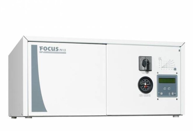 Industriell enhet, sannolikt en elektronisk eller labbutrustning, märkt "FOCUS", med kontroller och en digital display.