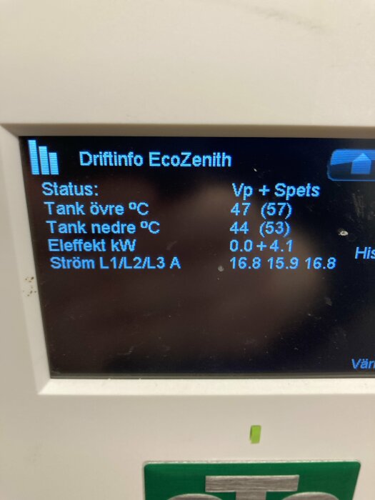 Bild på display för EcoZenith-enhet som visar driftinformation inklusive temperatur, effekt och ström.