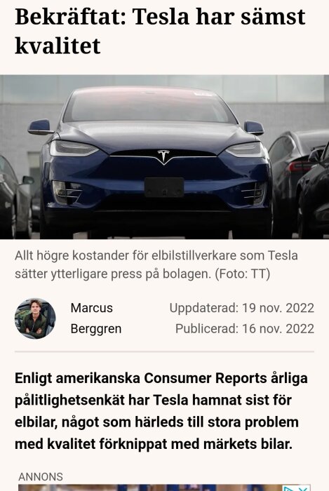 Blå Tesla framifrån, rubrik indikerar lägsta kvalitetsrankning, artikelursprung och datum synliga.