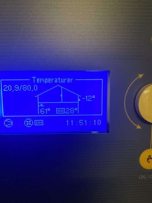 Digital display visar temperaturdata, tid, och ikoner, troligen en kontrollpanel för värme eller kyla.