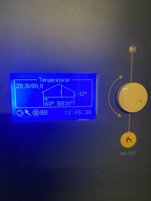 Digital termostat med blå bakgrundsbelysning, temperaturindikatorer, tid och on/off-knapp.